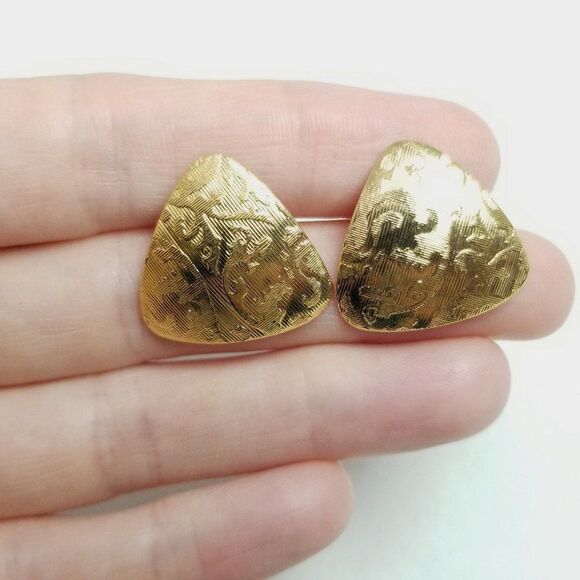 Vintage Gold Tone Triangle Shape Stud Earrings, Retro Swirling Design, Estate - Picture 5 of 6